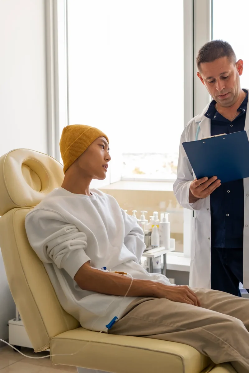 hombre-asiatico-enfermo-de-tiro-medio-sentado-en-una-silla